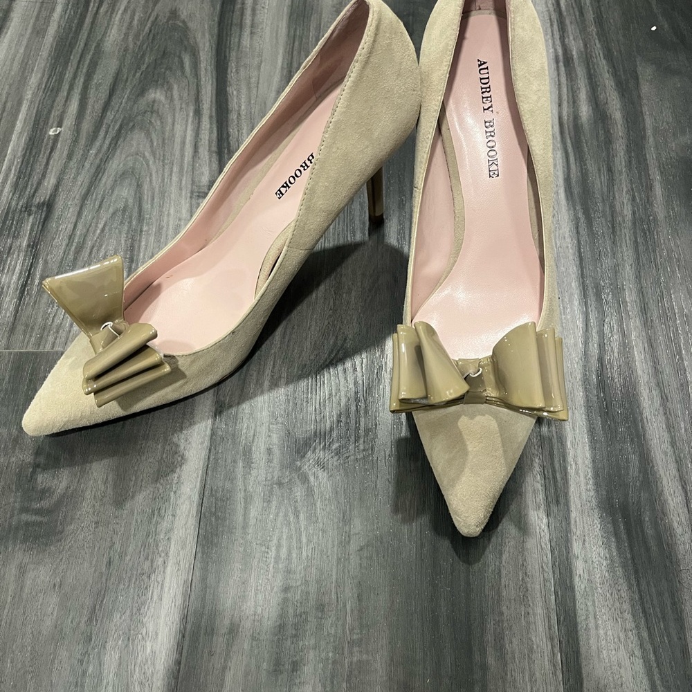 Audrey Brooke Cream Bow Heels